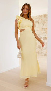 Robe longue jaune asymétrique à bretelle unique et volant décoratif sur l’épaule.