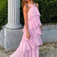 Robe longue Eryndra rose pâle à col licou, volants superposés, coupe fluide