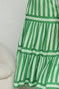Détail robe longue à bretelles rayée vert et blanc, volants superposés et fronces.