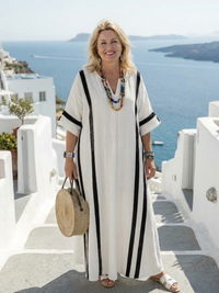 Robe longue blanche rayée verticalement de noir, manches courtes, silhouette fluide