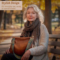 Sac à bandoulière vintage en cuir brun, porté sur l’épaule avec bandoulière turquoise.