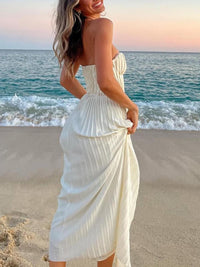 Robe longue blanche bustier sans bretelles plissée, silhouette cintrée et ample.