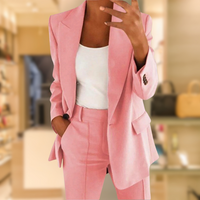 Ensemble deux pièces rose : veste blazer et pantalon assorti avec poches et revers
