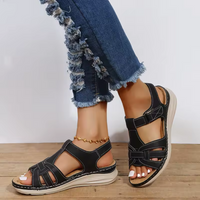 Sandales orthopédiques noires avec brides et semelle épaisse, bracelet décoratif au cheville.