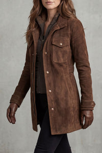 Veste longue en daim marron, zip central, poche poitrine boutonnée et poignets boutonnés.