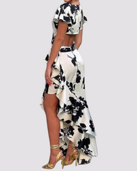 Robe midi florale noir et blanc, vue de dos de profil, pan volanté et encolure cache-cœur