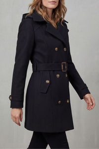 Trench à capuche Iseult noir avec ceinture et boutons, col croisé.