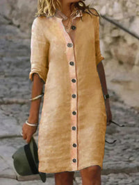 Robe midi beige en lin, col chemise, patte boutonnée, manches retroussées.