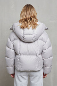 Doudoune courte matelassée crème, capuche arrière, coutures matelassées épaisses, poches