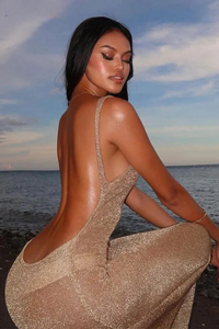 Robe longue pailletée dorée à dos nu avec bretelles croisées, dos échancré