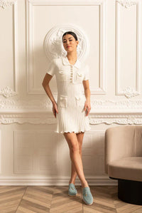 Robe blanche courte à manches courtes, col polo, boutons, poches poitrine plaquées