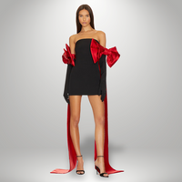 Robe courte noire avec épaules nues et nœuds rouges, manches volantées longues