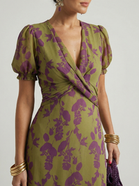 Robe midi imprimée florale violet, col cache-cœur, manches bouffantes, fond vert olive.