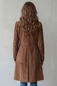 Manteau long en suédine marron, vue dos, col châle, coutures et boutonnage.