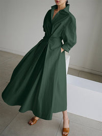Robe longue verte foncée col V, manches bouffantes, taille nouée, jupe ample