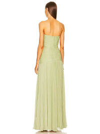Robe longue sans manches vert clair, vue de dos, taille marquée et jupe plissée