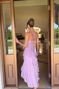 Robe Junie violette à volants, vue de dos, bretelles croisées et finition froncée