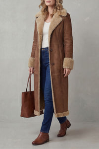 Manteau long marron à doublure sherpa, poches et ourlet avec bordure en fausse peau.