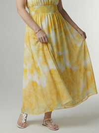 Robe midi Sylin jaune à motif, taille froncée élastiquée, jupe évasée.