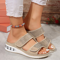 Sandales orthopédiques Ensley beige, brides à strass et semelle épaisse blanche.