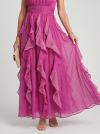 Robe longue rose à col montant, volants en superposition et ourlet aérien