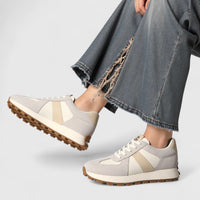 Chaussures élégantes beiges et blanches à lacets, semelle crantée