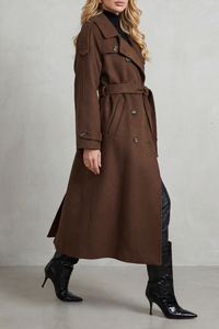 Manteau long oversize marron en laine mélangée, détails aux épaules, ceinture nouée.