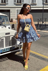 Robe courte bleue à volants, bretelles fines et jupe évasée à motifs