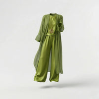 Ensemble vert olive : top, pantalon large et kimono long léger, porté sur cintre
