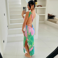 Robe longue dos ouvert avec liens fins, motif abstrait multicolore.