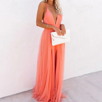 Robe longue corail clair en tulle, bretelles fines et taille froncée