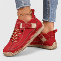 Baskets orthopédiques rouges à lacets, sangle arrière et semelle épaisse.