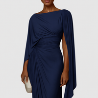 Robe longue drapée plissée bleu foncé, gros plan sur les fronces du buste et la cape