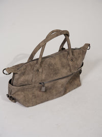 Sac cabas en daim café latte, vue trois-quarts avec poche zippée et bandoulière