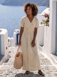 Robe midi beige portefeuille à manches courtes, décolleté en V croisé, jupe ample.
