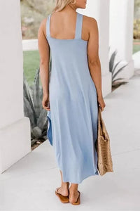 Robe midi bleu clair sans manches, dos nageur avec bretelles et longueur mi-mollet.