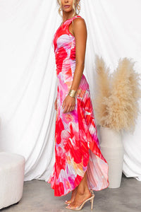 Robe longue d'été plissée imprimé rouge et rose, coupe fluide sans manches.