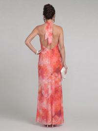Robe longue corail à dos nu, col haut, sans manches, imprimé effet marbré