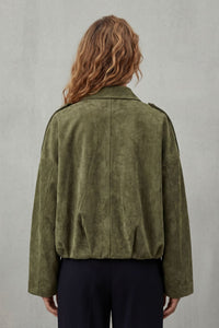 Blouson en daim vert olive, vue dos avec coutures et fermeture centrale