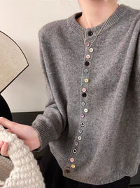 Cardigan classique en maille grise, encolure ronde et boutonnage à rangée de boutons