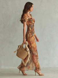 Robe midi multicolore à encolure carrée, manches bouffantes froncées, jupe fendue.