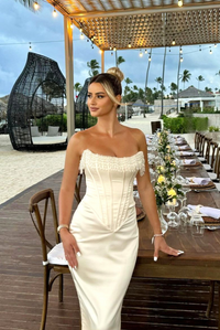 Robe mi-longue en satin blanc cassé, bandeau frangé et silhouette cintrée