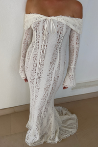 Robe longue en dentelle blanche, épaules nues, manches volantées et motif floral ajouré