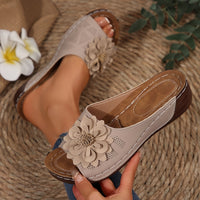 Sandales orthopédiques blanches à fleur beige et semelle marron, bout arrondi