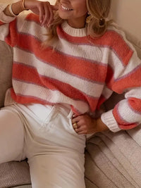 Pull en maille rayée orange et blanc, col rond, texture côtelée, manches longues