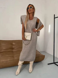 Ensemble assorti en maille gris clair : robe longue et veste courte à épaules structurées