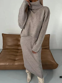 Ensemble assorti en maille gris : robe longue à col montant et coupe ample