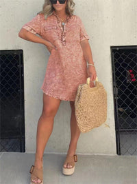 Robe-chemise Zita rouge rosé, encolure boutonnée, manches courtes, ourlet effiloché