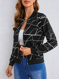 Veste noire à motif géométrique, fermeture zippée, coupe ajustée, poignets côtelés.