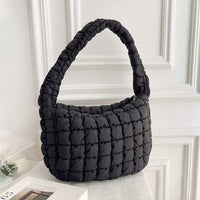 Sac porté épaule plissé noir, anse courte, matelassage à relief quadrillé